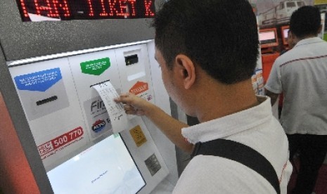 Calon penumpang kereta api melakukan pembelian tiket di mesin e-kiosk di Stasiun Gambir, Jakarta, Senin (13/4).