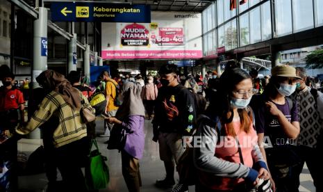 Calon penumpang kereta Api memadati area stasiun saat menunggu jadwal keberangkatan di Stasiun Pasar Senen, Jakarta, Sabtu (23/4/2022). PT KAI mencatat pada H-9 menjelang Idul Fitri jumlah penumpang yang berangkat dari Stasiun Pasar Senen sebanyak 11.500 penumpang atau meningkat 2.200 penumpang dibanding hari sebelumnya Jumat (22/4) yakni 9.300 penumpang.