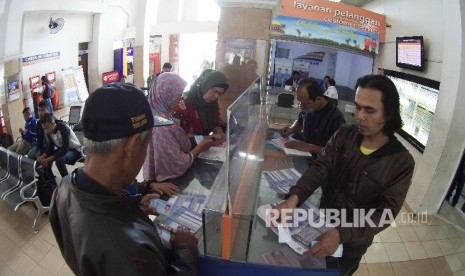 Calon penumpang kereta api mengisi formulir pemesanan tiket kereta api, di Stasiun Kiaracondong, Kota Bandung, Rabu (22/6). (Republika/Edi Yusuf)