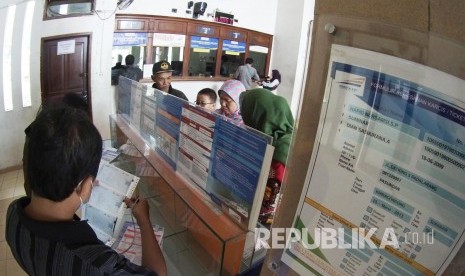 Calon penumpang kereta api mengisi formulir pemesanan tiket kereta api, di Stasiun Kiaracondong, Kota Bandung, Rabu (22/6). (Republika/Edi Yusuf)