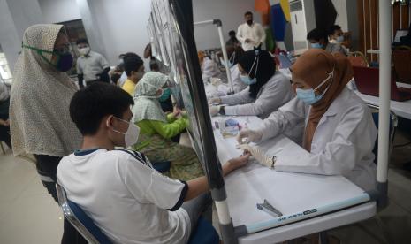 Calon penumpang kereta melakukan rapid test di Stasiun Senen, Jakarta.