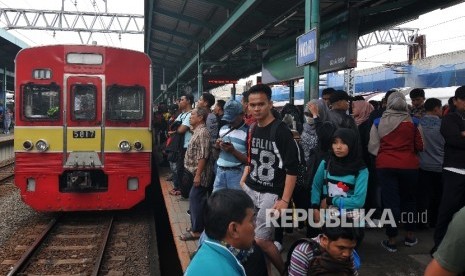 Calon penumpang Kereta Rel Listrik (KRL) menunggu kereta di Stasiun Manggarai, Jakarta Selatan, Selasa (3/10).