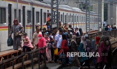 Calon penumpang Kereta Rel Listrik (KRL) menunggu kereta di Stasiun Manggarai, Jakarta Selatan