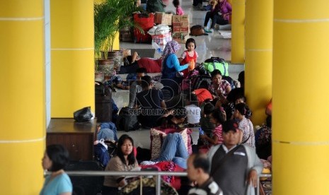 calon penumpang KM Sinabung menunggu keberangkatan di Pelabuhan Tanjung Priuk Jakarta, Jumat (10/7). 