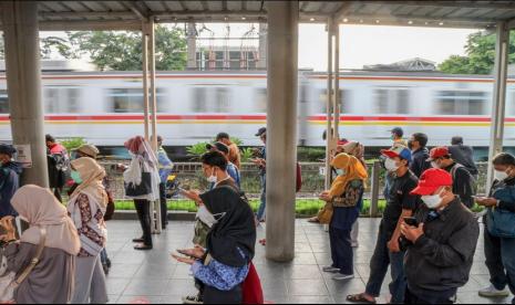 Manager External Relations & Corporate Image Care KAI Commute, Leza Arlan memastikan bahwa asap tebal dari dalam gerbong di Stasiun Bojong Gede bukan dari ledakan.