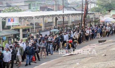 Calon penumpang KRL antre hingga ke jalan di Stasiun Bojonggede, Kabupaten Bogor, Jawa Barat. BPTJ mengatakan pekerjaan fisik skybridge Bojonggede sudah mulai berjalan.