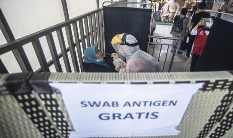 Calon penumpang KRL menjalani tes usap (swab) antigen yang digelar PT KCI di Stasiun Tanah Abang, Jakarta, Selasa (22/6/2021). Tes acak yang dilakukan oleh PT KCI tersebut guna menekan penyebaran COVID-19 di lingkungan transportasi KRL.