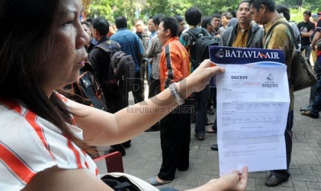   Calon penumpang maskapai Batavia Air menunggu kepastian pengembalian tiket di kantor pusat maskapai tersebut di Jalan Angkasa, Kemayoran, Jakarta,Kamis (31/1).  (Republika/Aditya Pradana Putra)