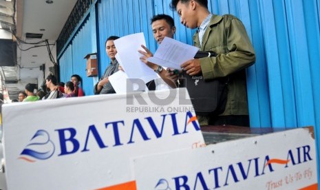 Calon penumpang maskapai Batavia Air menunggu kepastian pengembalian tiket di kantor pusat maskapai tersebut di Jalan Angkasa, Kemayoran, Jakarta, Kamis (31/1).   (Republika/Aditya Pradana Putra)