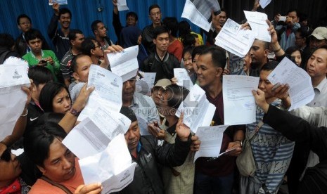   Calon penumpang maskapai Batavia Air menunjukkan bukti pembelian tiket di kantor pusat maskapai tersebut di Jalan Angkasa, Kemayoran, Jakarta, Kamis (31/1). (Republika/Aditya Pradana Putra)