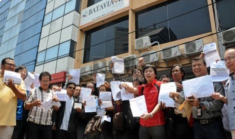  Calon penumpang maskapai Batavia Air menunjukkan bukti pembelian tiket di kantor pusat maskapai tersebut di Jalan Angkasa, Kemayoran, Jakarta, Kamis (31/1). (Republika/Aditya Pradana Putra)