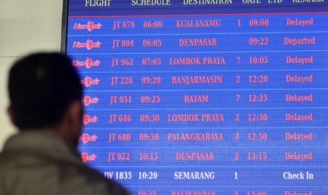 Calon penumpang melihat gambar papan pemberitahuan pemberangkatan di Terminal I Bandara Internasional Juanda Surabaya di Sidoarjo, Jawa Timur, Rabu (10/5)