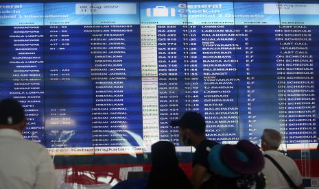 Calon penumpang melihat jadwal penerbangan lewat layar elektronik di Terminal 3 Bandara Soekarno Hatta, Tangerang, Banten.