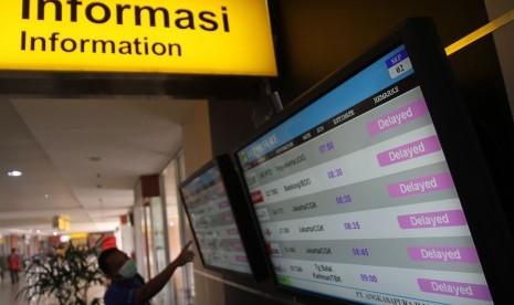 Calon penumpang melihat monitor informasi yang menunjukkan sejumlah penerbangan yang ditunda (Delayed) di Bandara Sultan Syarif Kasim II Pekanbaru, Riau, Rabu (2/9). 