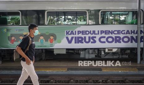 Calon penumpang melintas di dekat kereta real clinic di Stasiun Balapan, Solo, Jawa Tengah, Jumat (6/3/2020).(Antara/Mohammad Ayudha)