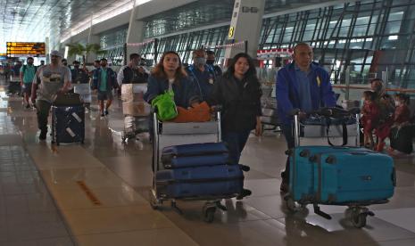 Calon penumpang melintas di selasar Terminal 3 Bandara Soekarno Hatta, Tangerang, Banten. Kementerian Perhubungan (Kemenhub) mengungkapkan terciptanya harga tiket pesawat juga dibutuhkan inovasi dari maskapai. Plt Dirjen Perhubungan Udara Kemenhub Nur Isnin Istiartono mengharapkan maskapai dapat melakukan hal tersebut. 