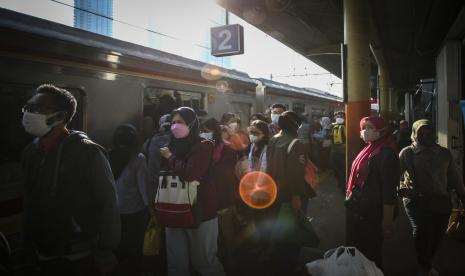 Calon penumpang melintas di Stasiun Karet, Jakarta, Kamis (28/7/2022). Stasiun BNI City Layani Pengguna KRL, Benarkah Stasiun Karet Ditutup?