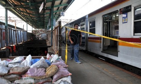 calon penumpang melintasi proyek pembangunan terowongan bawah tanah di Stasiun Kereta Api Manggarai, Jakarta Selatan, Senin (20/4). (Republika/Rakhmawaty La'lang)