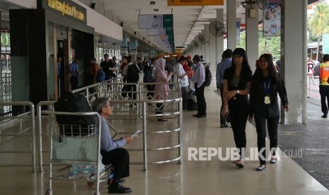 Calon penumpang memasuki pintu keberangkatan di Bandara Halim Perdanakusuma, Jakarta (ilustrasi).