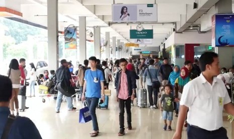 Calon penumpang memasuki Terminal Keberangkatan Bandara Halim Perdanakusuma, Jakarta, Kamis (22/6). 