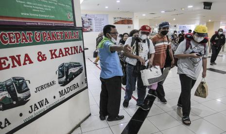 Calon penumpang membawa barang bawaannya di Terminal Terpadu Pulo Gebang, Jakarta, Kamis (14/4/2022). Seluruh tiket bus Antarkota Antarprovinsi (AKAP) di Terminal Bus Terpadu Pulo Gebang, Jakarta Timur, sudah ludes terjual menjelang arus mudik tahun ini.