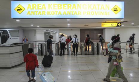 Calon penumpang membawa barang bawaannya di Terminal Terpadu Pulo Gebang, Jakarta.