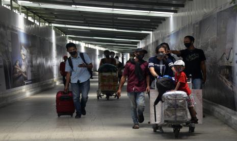 Calon penumpang membawa barangnya berjalan menuju ke ruang keberangkatan di Bandara Internasional Sultan Hasanuddin, Kabupaten Maros, Sulawesi Selatan, Rabu (27/4/2022) (ilustrasi). Jumlah penumpang pada 1 Januari 2023 tercatat 19.596 penumpang atau naik 81 persen dibandingkan tahun lalu dengan data penumpang 2021 tercatat 10.775 penumpang.