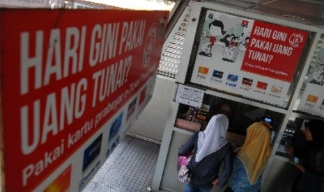 Calon penumpang membeli kartu E-Ticketing di halte Harmoni, Jakarta Pusat