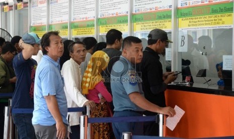 Calon penumpang membeli tiket Kereta Api di Stasiun Pasar Senen