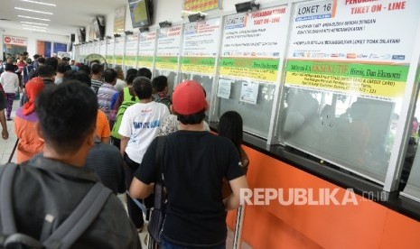 Calon penumpang membeli tiket kereta api di Stasiun Senen, Jakarta, Senin (2/5).  (Republika/Wihdan Hidayat)