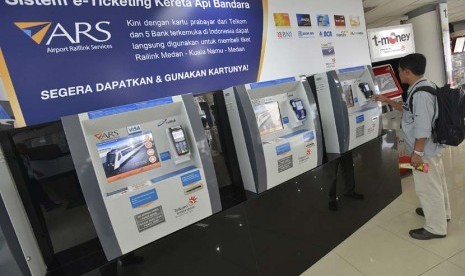   Calon penumpang membeli tiket kereta api melalui mesin e-Ticketing di Stasiun Besar Kereta Api Indonesia (KAI) Medan, Kamis (27/3). (Antara/Widodo S. Jusuf)