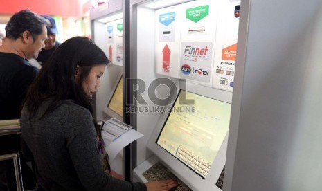  Calon penumpang membeli tiket kereta api menggunakan EKios Tiket KAI di Stasiun Gambir, Jakarta, Kamis (3/9).