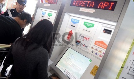 Calon penumpang membeli tiket kereta api menggunakan EKios Tiket KAI di Stasiun Gambir, Jakarta, Kamis (3/9).