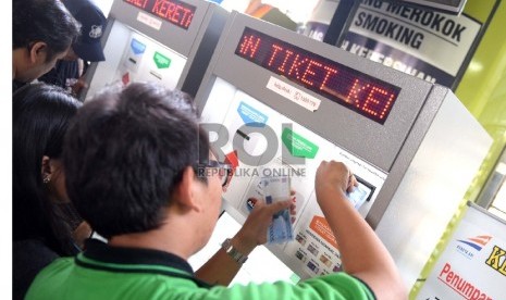 Calon penumpang membeli tiket kereta api menggunakan EKios Tiket KAI di Stasiun Gambir, Jakarta.