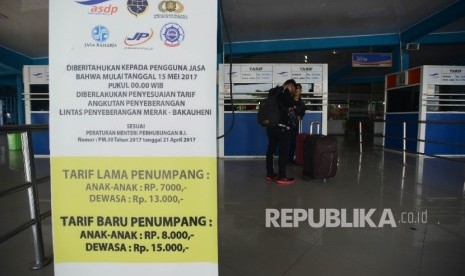  Calon penumpang membeli tiket sebelum memasuki kapal di Pelabuhan Merak, Banten, Ahad (4/6). 