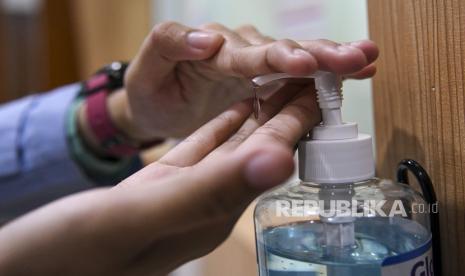 Hand sanitizer bisa dibuat sendiri di rumah dengan bahan-bahan yang tersedia di toko kimia.