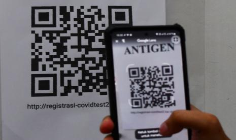 Calon penumpang memindai QR Code untuk mendapatkan layanan rapid test Antigen COVID-19 di Stasiun Kereta Api (KA) Madiun, Jawa Timur, Sabtu (1/1/2022). PT KAI (Persero) menerapkan tarif baru untuk layanan rapid test Antigen COVID-19 bagi calon penumpang KA dari sebelumnya Rp45 ribu menjadi Rp35 ribu terhitung mulai 1 Januari 2022.