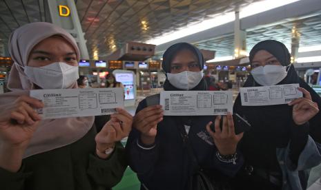 Calon penumpang memperlihatkan tiket sebelum menaiki pesawat di Terminal 3 Bandara Soekarno Hatta, Tangerang, Banten, Senin (8/8/2022). Pemerintah melalui Kementerian Perhubungan mengizinkan maskapai untuk menaikkan harga tiket pesawat yang berkisar 15 persen hingga 25 persen tergantung jenis pesawat karena adanya fluktuasi harga bahan bakar pesawat (Avtur). 