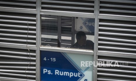 Calon penumpang menanti kedatangan bus TransJakarta di Halte Pasar Rumput yang kacanya pecah di Jakarta, Ahad (3/2/2019).