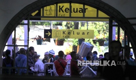 Eid travellers continues to arrive at Senen railway station on Tuesday.