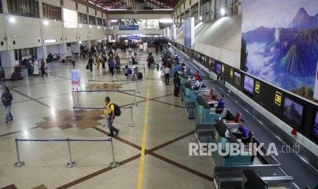 Calon penumpang mengantre di loket check in Bandara Internasional Juanda Surabaya di Sidoarjo, Jawa Timur, Senin (20/5/2019).