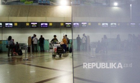 Calon penumpang mengantre di loket check in Bandara Internasional Juanda Surabaya di Sidoarjo, Jawa Timur, Senin (20/5/2019). 