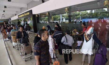 Calon penumpang mengantre memasuki Terminal Keberangkatan Bandara Halim Perdanakusuma, Jakarta, Rabu (21/6). 