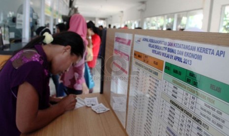  Calon penumpang mengantre membeli tiket di Stasiun Senen, Jakarta Pusat, Senin (24/3). (Republika/Yasin Habibi)