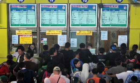   Calon penumpang mengantre pemesanan tiket di Stasiun Gambir, Jakarta.