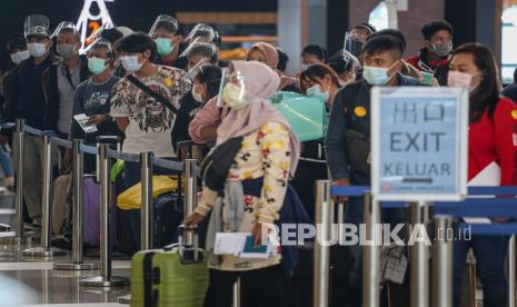 Calon penumpang mengantre saat pengecekan tiket pesawat di Terminal 3 Bandara Soekarno Hatta, Tangerang, Banten, Kamis (5/11/2020). Kementerian Badan Usaha Milik Negara (BUMN) menyebut libur panjang pada akhir Oktober berdampak positif bagi industri penerbangan dan pariwisata dalam negeri. Staf Khusus Menteri BUMN Arya Sinulingga mengatakan peningkatan penumpang pesawat pada libur panjang tersebut mencapai 60 persen sampai 70 persen. 