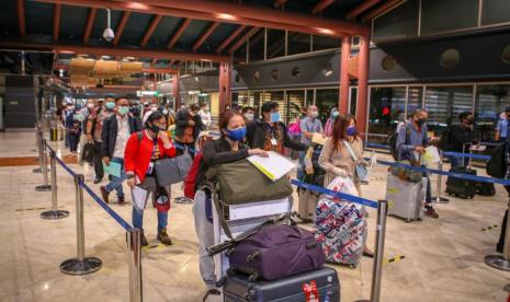 Calon penumpang mengantre sebelum pemberangkatan di Terminal 2 Bandara Soekarno Hatta, Tangerang, Banten.