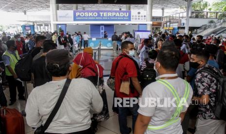 Calon penumpang mengantre untuk reschedule atau refund penerbangan di Posko Terpadu Terminal 1 Bandara Internasional Juanda di Sidoarjo, Jawa Timur, Selasa (22/12/2020). Pengelola bandara Juanda berkoordinasi dengan maskapai untuk memfasilitasi resechedule atau refund berupa kelonggaran penjadwalan ulang maupun pengembalian uang tiket akibat disibukkan rapid tes antigen.