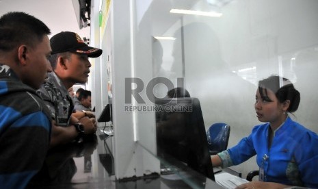 Calon penumpang mengantri untuk membeli tiket lebaran di Stasiun Pasar Senen, Jakarta Pusat, Selasa (14/4). (Republika/Rakhmawaty La'lang)