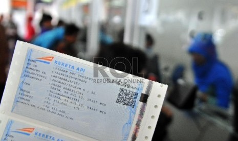 Calon penumpang mengantri untuk membeli tiket lebaran di Stasiun Pasar Senen, Jakarta Pusat, Selasa (14/4). (Republika/Rakhmawaty La'lang)